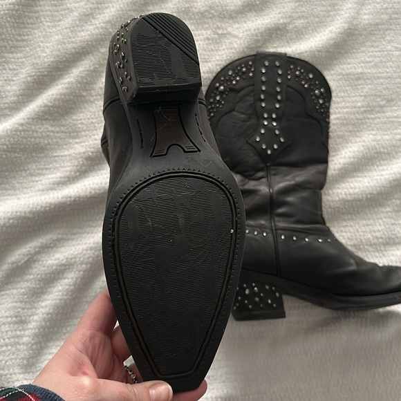 Ariat studded boots - size 8 in black - Picture 3 of 9